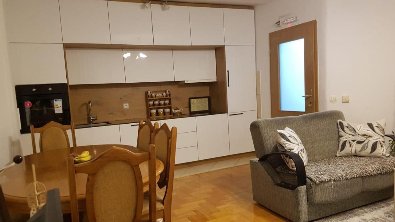 Redon Apartment Prishtine Bagian luar foto